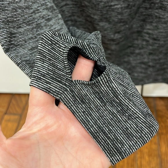 Old Navy Active Quarter Zip - Picture 4 of 4